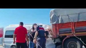 Kuran Kursu Öğrencilerini Taşıyan Minibüs Kamyona Çarptı